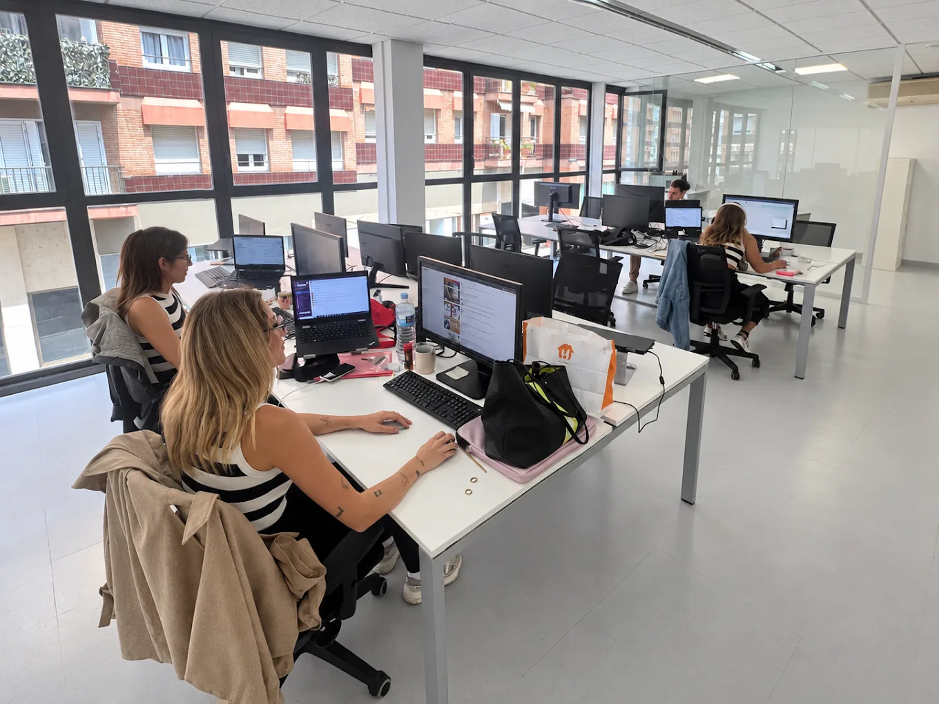 L’equip de Simbiòtic treballant a la nostra antiga oficina