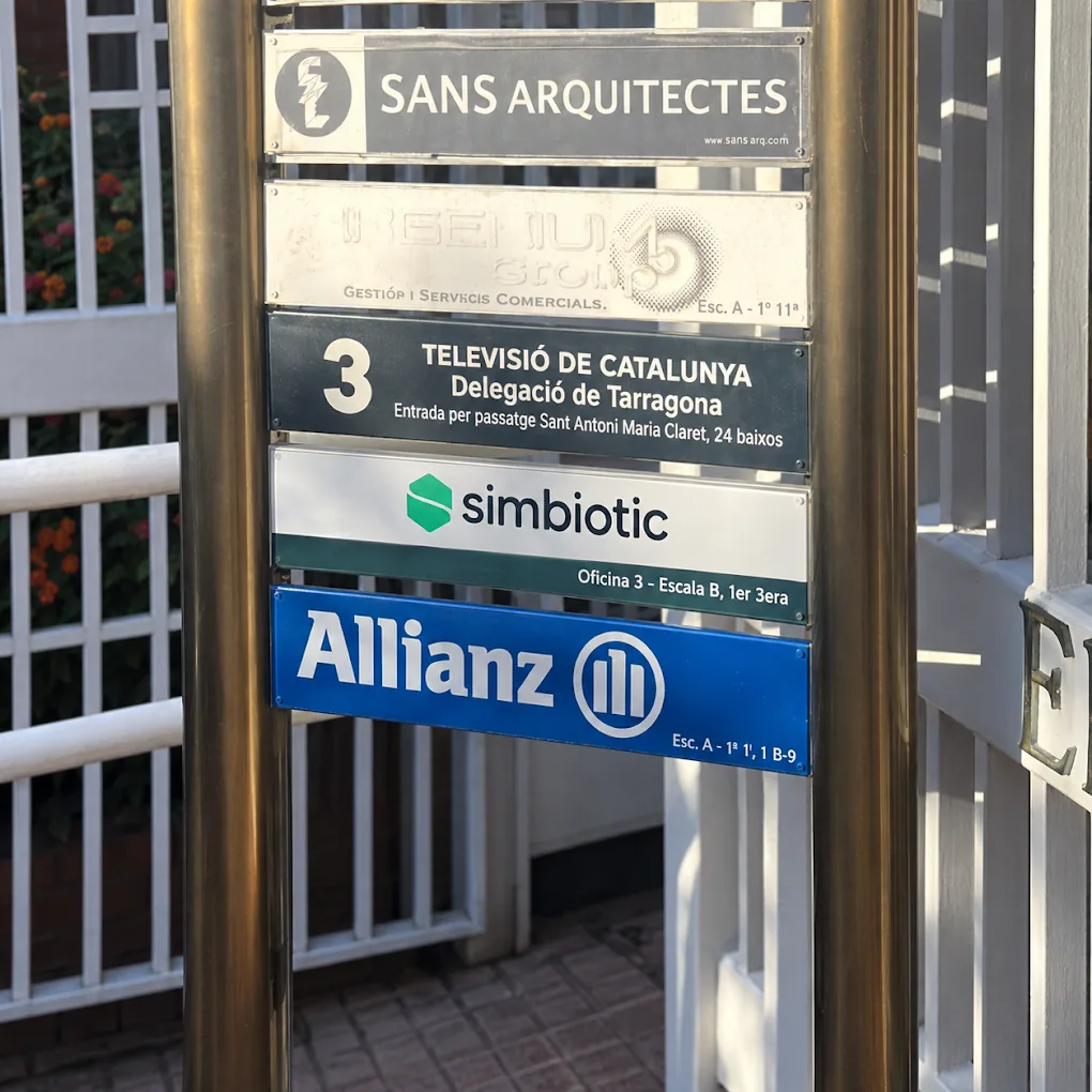 Rètol de Simbiòtic a l’entrada de la nostra antiga oficina de Tarragona